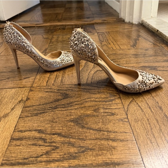 Inc. | Women's Karlay Pearl Gold | Size: US 7 | Metallic Gold Pumps with Flowers - Picture 4 of 6